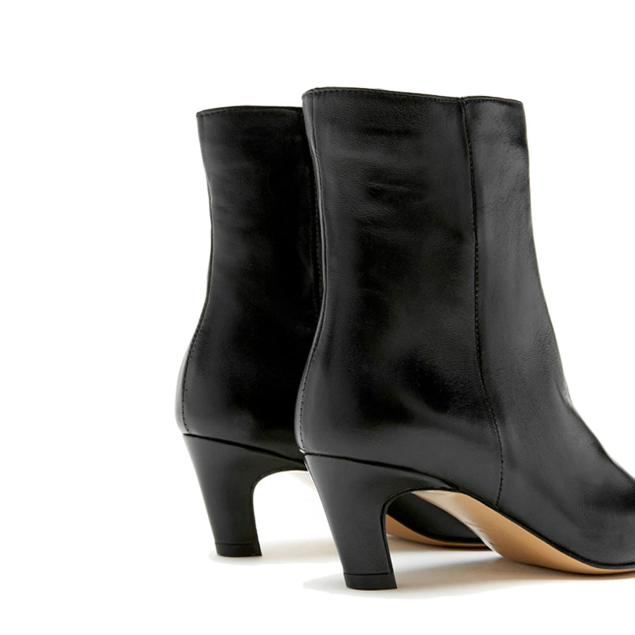 BOTTES LARA